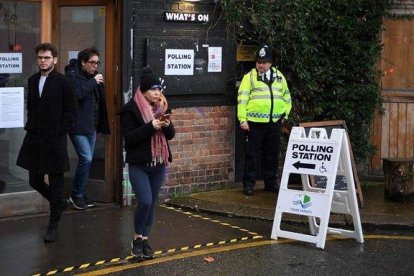 Acceso a un colegio electoral en Londres.-DANIEL LEAL-OLIVAS (AFP)