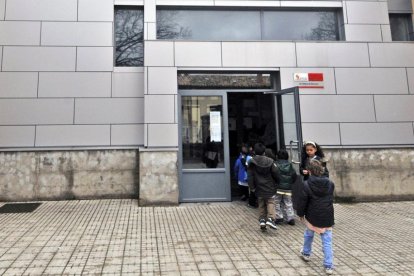 Entrada de escolares al CRA Tierras de Berlanga.-Valentín Guisande