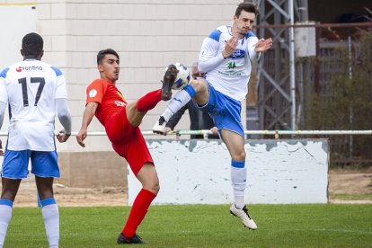 Disputa de un balón en un partido de la SD Almazán - MARIO TEJEDOR