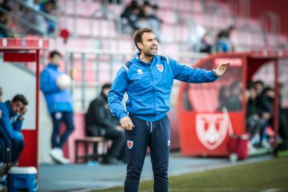 Iñaki Bea da indicaciones a sus jugadores en el partido del pasado domingo ante el Calahorra. GONZALO MONTESEGURO