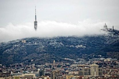 Imagen invernal de Barcelona con el Tibidabo al fondo.-JOAN CORTADELLAS