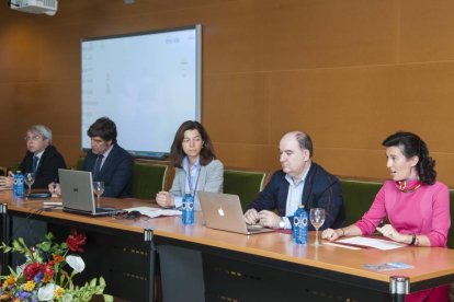 (I a D) El coordinador de 'Erasmus Mundus', de de la universidad de Évora, Nick Schiavon; el concejal de Cultura del Ayuntamiento de Burgos, Fernando Gómez; la vicerrectora de Relaciones Internacionales, Elena Vicente; ll director del ICMA-CSIC, Javier Ca-Ical