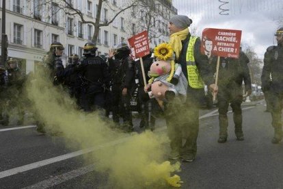 Manifestación en París contra la reforma de las pensiones este martes.-AFP / AURORE MESSENGE