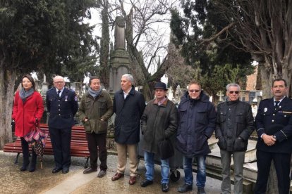 Homenaje a los bomberos fallecidos, ayer en el monolito del cementerio.-HDS