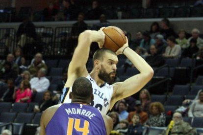 Marc Gasol lanza ante la marca de Greg Monroe.-KAREN PULFER FOCHT (EFE)