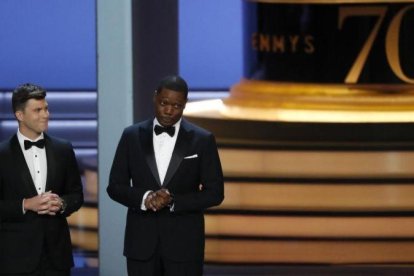 Colin Jost y Michael Che, en la ceremonia de los Emmy-REUTERS / MARIO ANZUONI