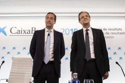 El presidente de CaixaBank, Jordi Gual, y el consejero delegado, Gonzalo Gortázar, en la presentación de los resultados de 2018.-MIGUEL LORENZO