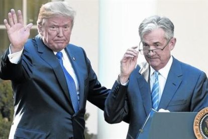 Donald Trump saluda junto a Jerome Powell, en su presentación como presidente de la Reserva Federal de Estados Unidos.-AFP / SAUL LOEB