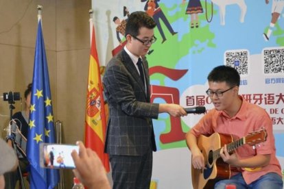 Pablo, aspirante a participar en el concurso de español de la cadena estatal China, interpreta una canción con su guitarra durante el cásting-RAFAEL CANAS