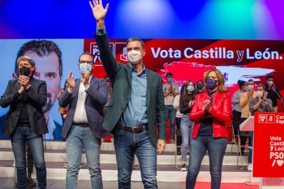 Pedro Sanchez saluda a un auditorio lleno - MARIO TEJEDOR HERNÁNDEZ