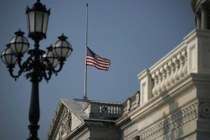 a Casa Blanca vuelve a ondear la bandera a media asta por la muerte de McCain tras las críticas a Trump.-ALEX WONG