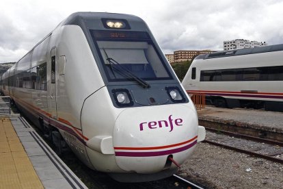 Dos trenes en la estación del Cañuelo. HDS