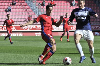 Asier Benito se perderá el partido de mañana en León por un problema muscular. VALENTÍN GUISANDE