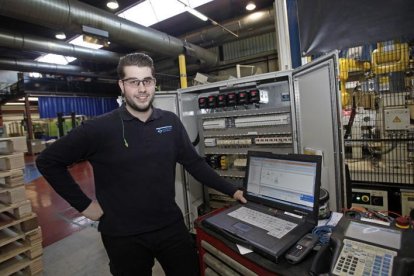 Uno de los alumnos-trabajadores, en su puesto en SumiRiko AVS Spain.-MARIO TEJEDOR