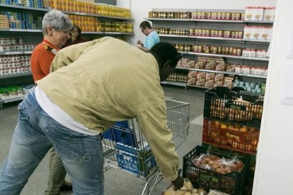 Familias sin recursos atendidas por Cáritas Diocesana.-PAU MARTÍ