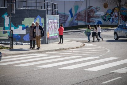 La Policía Científica investiga el interior de la furgoneta en que este viernes 3 de febrero se encontraron muertos un hombre y una mujer.