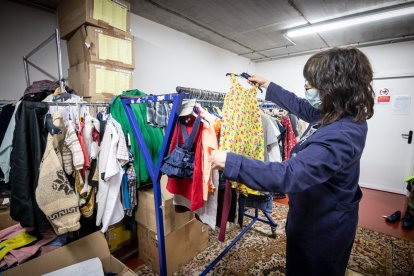 Granito de Tela higieniza y etiqueta la ropa de segunda mano en una nave nido en Valcorba. GONZALO MONTESEGURO