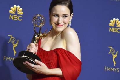 Rachel Brosnahan, con su premio Emmy por La maravillosa señora Maisel-AP / INVISION / JORDAN STRAUSS