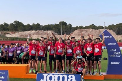 El Atletismo Numantino celebrando la histórica tercera posición en la Liga de Clubes. HDS
