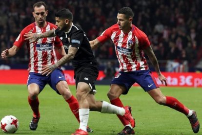 Imagen del partido de Copa entre el Atlético y el Sevilla.-EFE / KIKO HUESCA