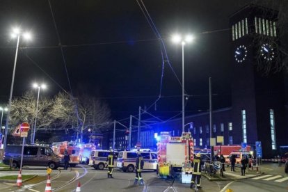 Equipos de emergencia en las inmediaciones de la estación de Dusseldorf,-GETTY / ALEXANDER SCHEUBER