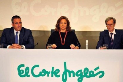 La presidenta de El Corte Ingles, Marta Álvarez (centro); junto al consejero delegado de retail, Víctor del Pozo (izquierda), y el secretario del consejo de administración, Antonio Hernáandez-Gil.-EFE / DIEGO PÉREZ CABEZA