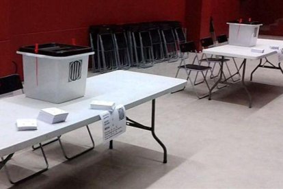 Urnas y papeletas preparadas para el referéndum.-EL PERIÓDICO