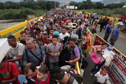 Ciudadanos venezolanos cruzan el puente internacional Simón Bolívar desde San Antonio del Tachira, en Venezuela, hacia Colombia, el 10 de febrero.-GEORGE CASTELLANOS