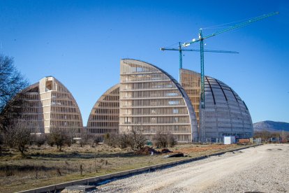 Vista general del complejo de las cúpulas del PEMAcon dos grandes grúas para ejecutar las obras de rehabilitación. MARIO TEJEDOR