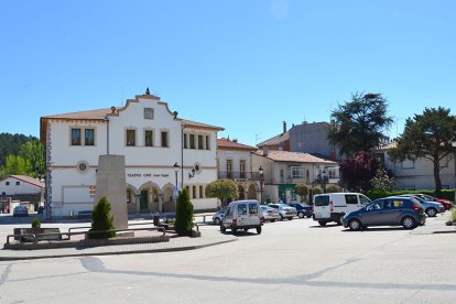 Teatro y monolito en San Leonardo que llevan el nombre de Juan Yagüe.-HDS