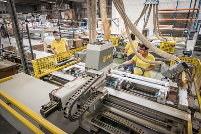 Trabajadores en la planta de Norma en San Leonardo. GONZALO MONTESEGURO