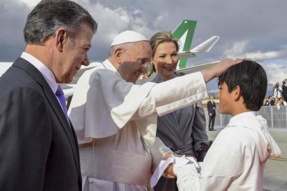 Emmanuel, hijo de la congresista Clara Rojas, le entregó al Papa la paloma de la paz.-AFP