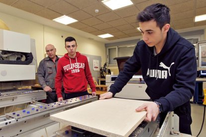 Colocación de un tablero en una máquina de precisión.-MARIO TEJEDOR