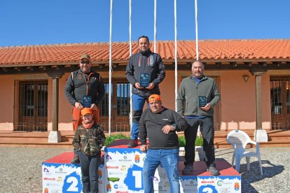 Los mejores clasificados con Fernando Arribas en lo más alto del podio como campeón provincial. HDS