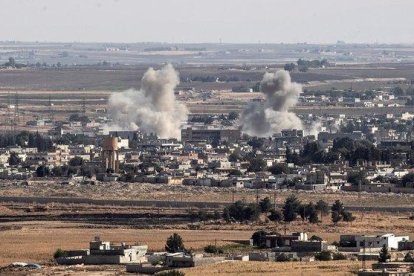 Bombardeo turco sobre una localidad en Siria.-EFE / SEDAT SUNA