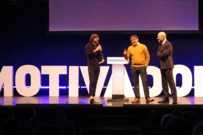 Toni Nadal, en el centro, es presentado, a su derecha, por el actor Santi Millán.-EMILIO PÉREZ DE ROZAS