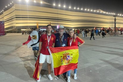 La familia Martín de Marco en las inmediaciones del Estadio de Al Bayt, en la ciudad de Al Khor, donde España juega esta tarde ante Alemania. HDS