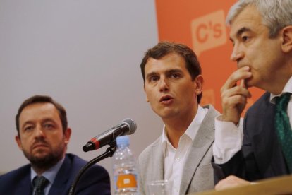 De la Torre, Rivera y Garicano, en la presentación de la memoria económica en la sede de Ciudadanos.-AGUSTIN CATALAN