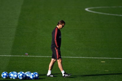 Julen Lopetegui, entrenador del Real Madrid, durante el entrenamiento de este lunes.-AFP