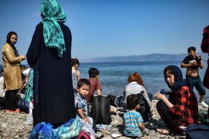 Inmigrantes tras haber cruzado el mar Egeo para llegar a Grecia desde Turquía.-ARIS MESSINIS (AFP)