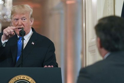 Donald Trump señala al periodista de la CNN Jim Acosta.-AFP