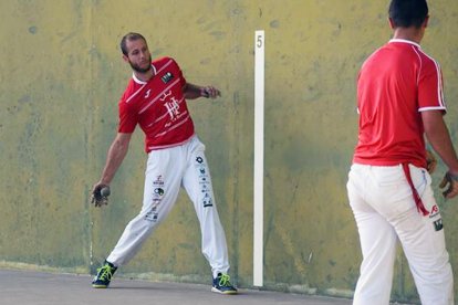 Uno de los pelotaris pinariegos, durante una acción en una velada anterior.-CP URBIÓN