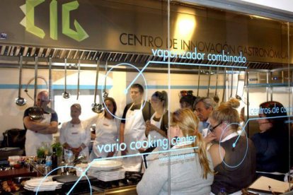 Luis Fernández, chef de grandes marcas de distribución, realiza un showcooking a profesionales de la hostelería en el Centro de Innovación Gastronómica de Salamanca.-David Arranz / ICAL