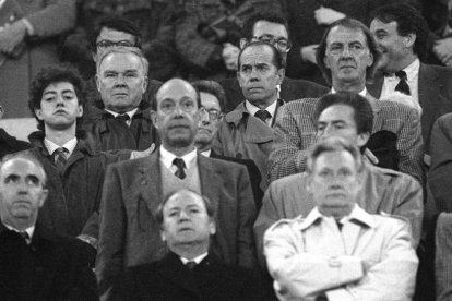 Fermín Ezcurra, a la izquierda, en el Camp Nou, en los años 80. En la fotografía, Ladislao Kubala,  Luis Suárez,  César Luis Menotti, Josep Lluís Núñez, Josep Lluís Vilaseca, Josep Pulido y Francesc Casals.-/ VILAPRINYÓ