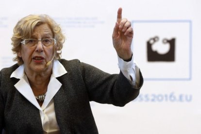 La alcaldesa de Madrid Manuela Carmena  durante su intervención un encuentro de regidores municipales por la paz.-JAVI ETXEZARRETA (EFE)