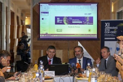 El jefe de Ciberseguridad del Centro Criptológico Nacional (dependiente del CNI), Javier Candau, y el subdirector general, Luis Jiménez, este martes en la rueda de prensa que han dado en Madrid.-/ JUAN MANUEL PRATS