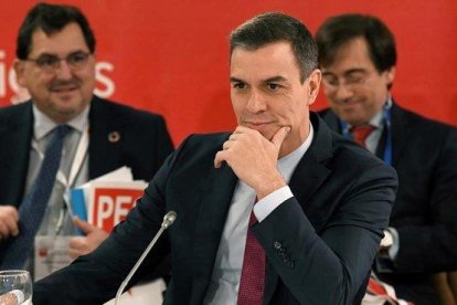 El presidente del Gobierno en funciones, Pedro Sánchez, sonríe a su llegada a la reunión del Partido Socialista Europeo en Bruselas (Bélgica), este jueves.-EFE / HORST WAGNER