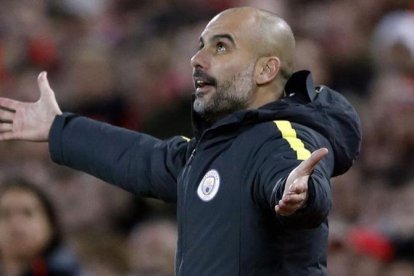 Pep Guardiola se lamenta en Anfield, durante el Liverpool-City.-CARL RECINE