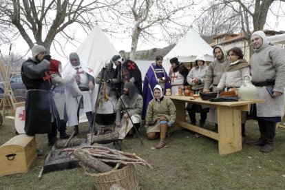 Los integrantes de Oria Dauria preparan el campamento.-LUIS ÁNGEL TEJEDOR