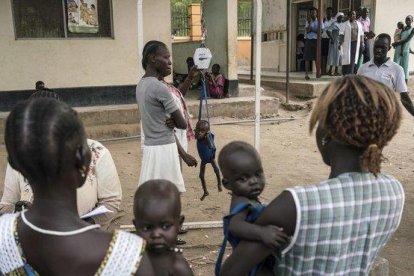 Mujeres africanas, con sus bebés.-AP